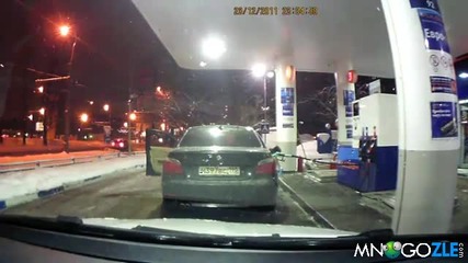 Внимание жена на бензиностанцията