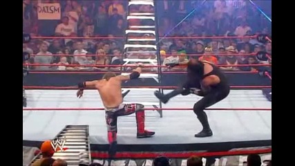 Undertaker прави Ch0keslam Върху стълба na Edge !
