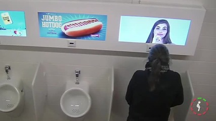 Наблюдаващи момичета от Тv екран в мъжката тоалетна! Скрита камера