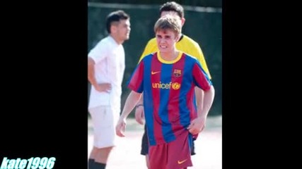 Justin Bieber Играе Футбол В Екип На Барселона