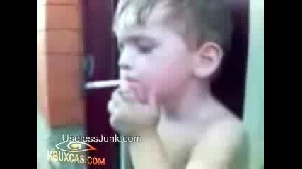 Малък руснак пуши !!!