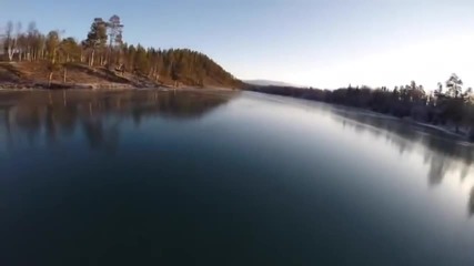 Пързаляне с кънки по замръзнало езеро в Швеция.