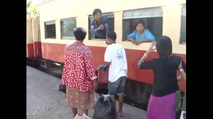 Някъде По Света И Така Се Качват На Влак