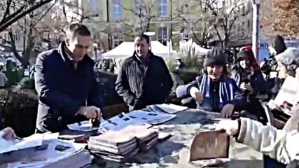 Никулден 2018 г. в Бургас. Кметът раздава "бургаски вестник"