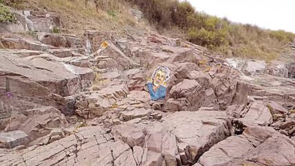 Самоук художник нашари скалите на резерват „Старинен Созопол” с авто боя