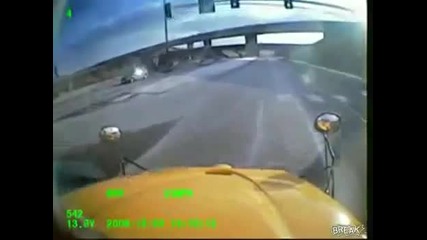 Училищен Автобус Отнася Кола 