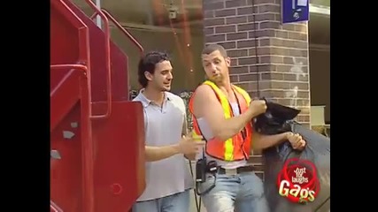 Не оставяйте непознати да ви пазят нещата - скрита камера