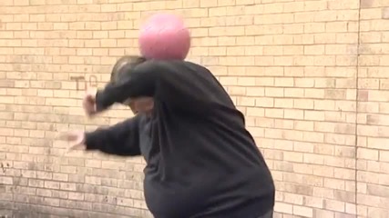 50 годишен мъж показва изключителен контрол върху топката