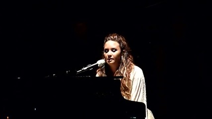 Demi Lovato crying while performing Skyscraper at Club Nokia (with speech)