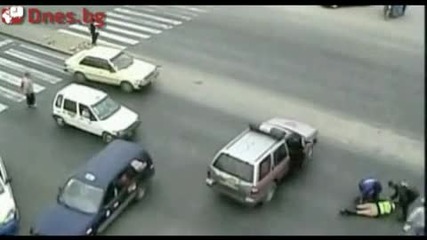 Невероятно!полицайка с мотор се блъска в камион след, което оцелява! 
