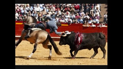 Isabel Pantoja - Caballo de rejoneo (превод) 