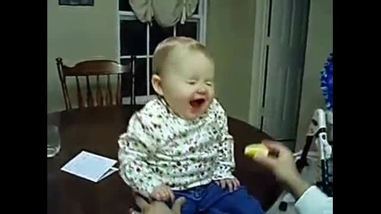 Бебе яде лимон ! смях ! ;д 