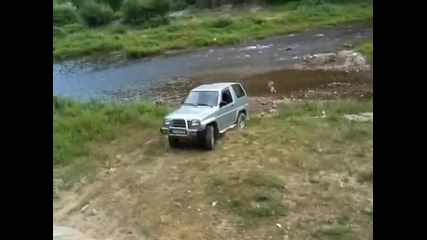 Suzuki Vitara vs Daihatsu Feroza 