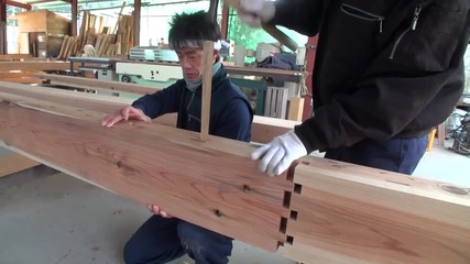 Японски дърводелци показват прецизен и здрав метод за снаждане на греди без пирони!