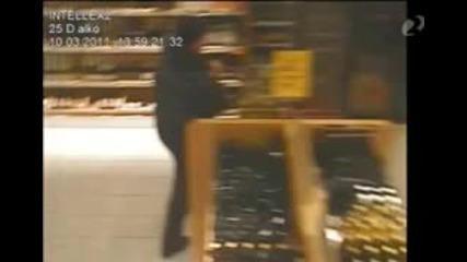 крадец изпива бутилка водка в магазина 