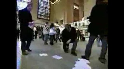 !страхотна Шега В Grand Central, New York!