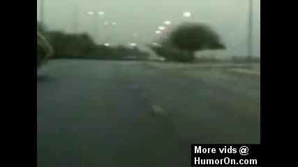 Удивително!!! Nissan кара на 2 гуми 