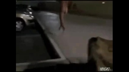 Гол мъж се удря в стъкло