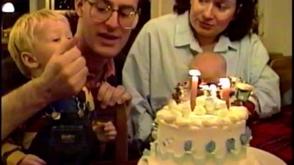 Бебето обърка тортата със свещичката...