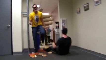Смях - шамар с голяма ръка - Jackass 3d