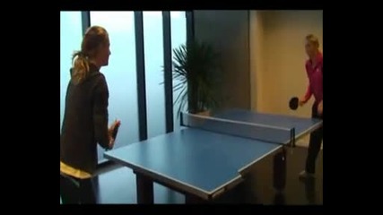 Каролине Вожняцки и Вика Азаренка разцъкват тенис на маса 