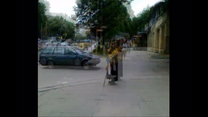 Луда баба се прави на регулировчик