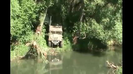 Hummer H1 се движи под вода !