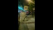 Транс жена нокаутира много по-едър мъж в уличен бой