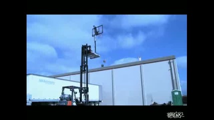 Невероятни трикове със баскетболна топка 