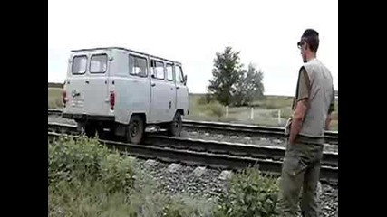 Откачени руски шофиори пресичат релса с уаз 452 Буханка