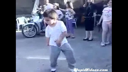 Хлапе танцува на песен на Майкъл Джексън 