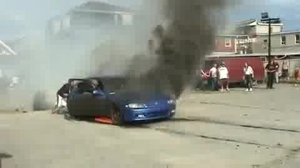 Кола избухва в пламъци от въртене на гуми 