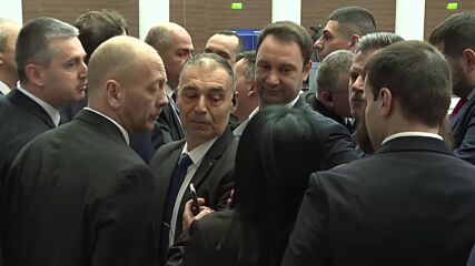 Бутане, блъскане и обиди между депутати в НС, наложи се намесата на квестори