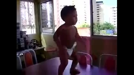 бебе разбива с танци