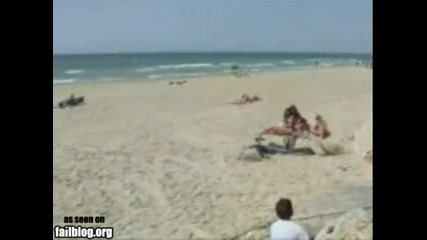 Яко* Човек прави предно салто на плажа и става на палачинка =]!