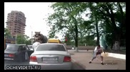 Пешеходец с адекватна реакция към шофьор замърсител на улицата