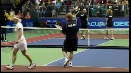 Elton John играе тенис с Agassi 