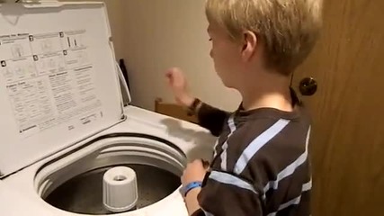 Дете си дрънчи на пералнята