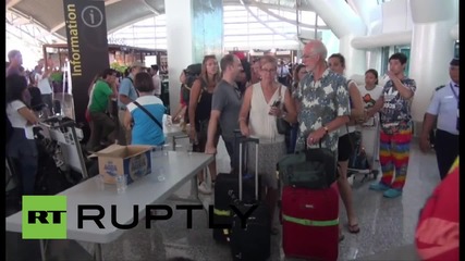 Indonesia: Volcanic ash cloud leaves thousands stranded at Bali airport