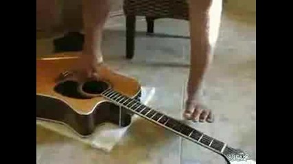 Невероятно Мъж свири на китара с крака !