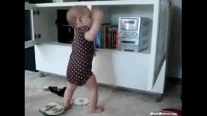 Готино бебе се кефи на музиката
