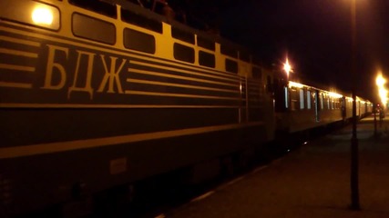 44 002 с Rбв 8612 "слънчев бряг" заминава от гара Тракия,и се разминава с товарен влак