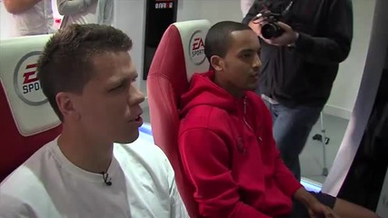 Футболисти на Арсенал играят на Fifa 2012