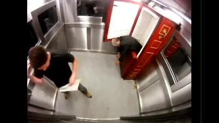 Мъртвец плаши хора в асаньор като излиза от ковчега Част 2 / Гадни шеги