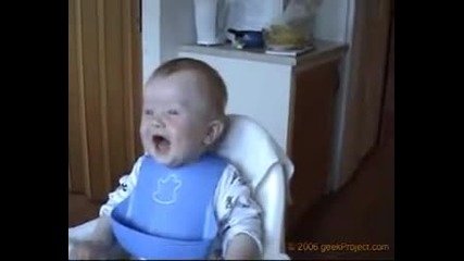 Бебе се смее като възрастен 