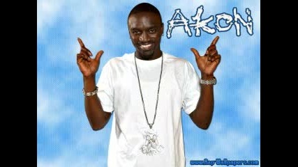 Akon хвърля дете от сцената