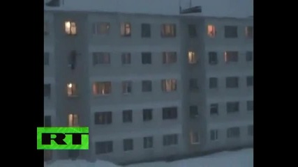 Руснаци скачат от покрива на апартамент в снега ! 