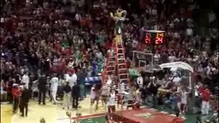 Une mascotte fait un dunk 