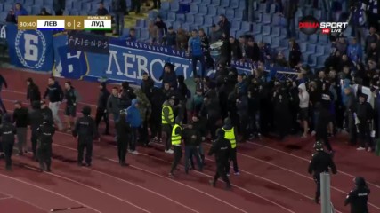 "Сините" фенове нахлуха на пистата след провокацията на Моци