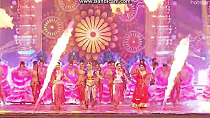 Deepika Singh танцува в Star Parivaar Awards 2016